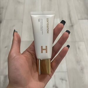 Hourglass Veil hydrating skin tint Foundation 7